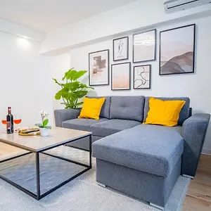 Refreshingly Chic: Newly Renovated 2br Apartament